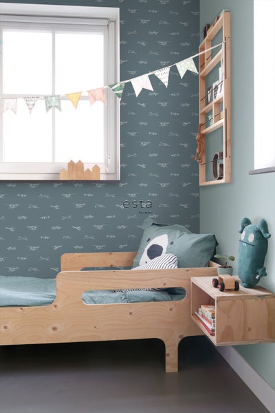 Kinderzimmer mit Holzbett, Regal und Flugzeugtapete