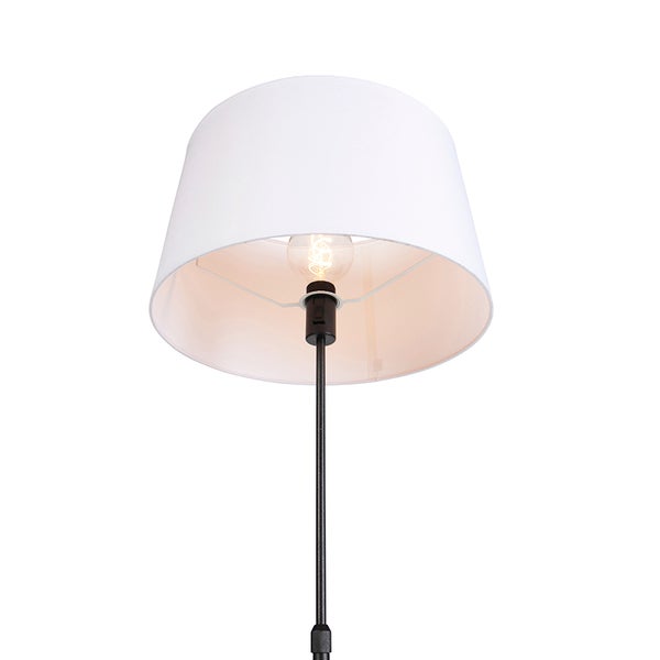 Stehlampe mit Lampenschirm
