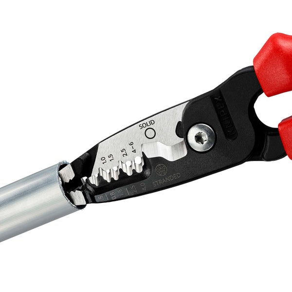 Knipex Abisolierzange beim Abisolieren eines Kabels