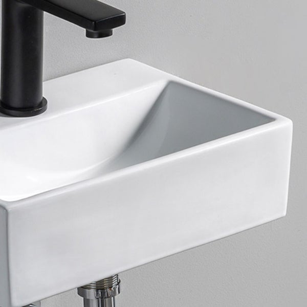 Rechteckiges Keramik Waschbecken für Gäste WC mit schwarzer Armatur.