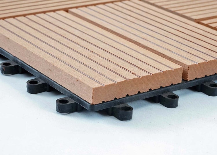 Terrassenfliese in Holzoptik mit Klicksystem und geriffelter Oberfläche auf einer Kunststoff-Unterkonstruktion.