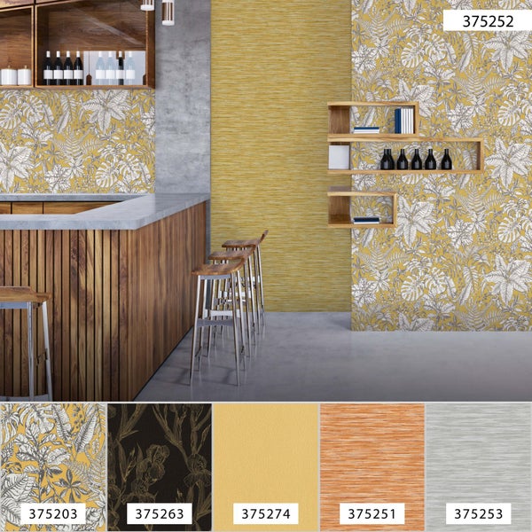 Barraum mit gelber Dschungeltapete, Holztheke und Barhockern