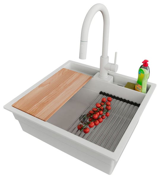 Spüle mit Armatur, Schneidebrett, Abtropfgitter und Spülmittel