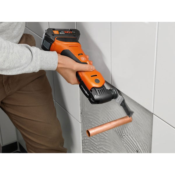 Person verwendet ein akkubetriebenes Fein Multitool mit Sägeblatt für Arbeiten an einem Fensterrahmen.