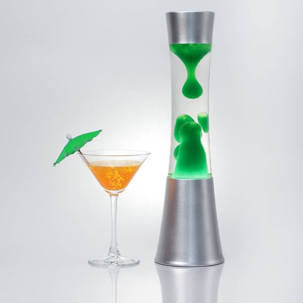 Dekorative Lavalampe und Cocktailglas mit Papier-Sonnenschirm