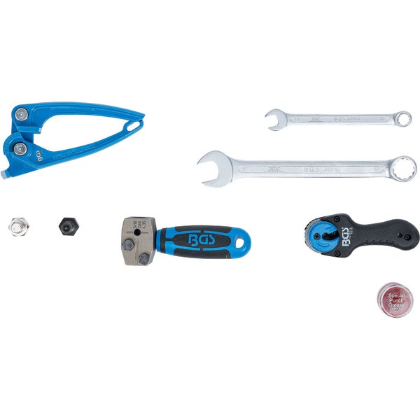 Werkzeugsatz mit Rohrbiegezange, Gabelschlüsseln, Nietmutternzange und Spezialstempelfett