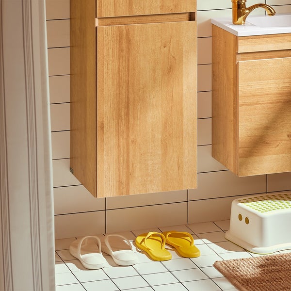 Badezimmer mit Waschtischunterschrank, Hocker und Badeschuhen
