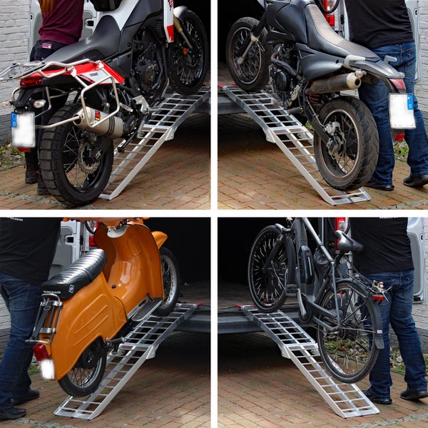 Faltbare Auffahrrampe aus Aluminium im Einsatz beim Verladen von Motorrad, Roller und E-Bike in einen Transporter.