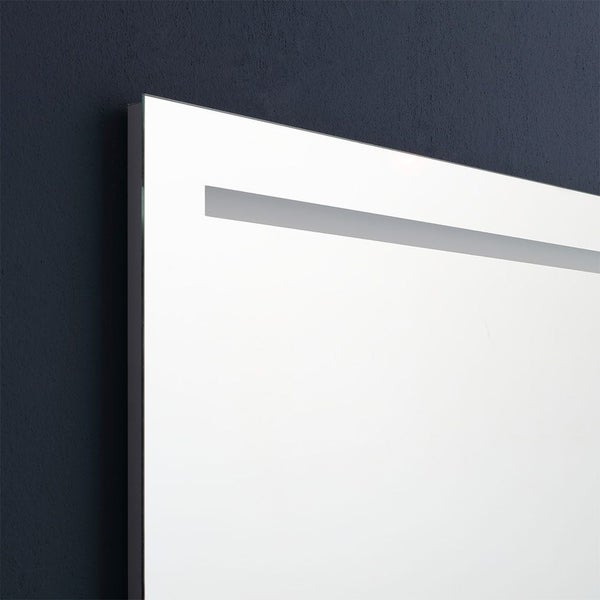 Nahaufnahme der Ecke eines Badezimmerspiegels mit integriertem Lichtstreifen.