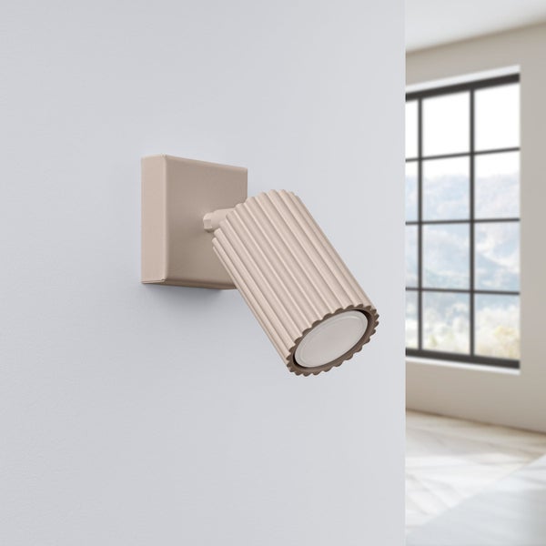 Wandspot mit geripptem Lampenschirm und quadratischer Halterung