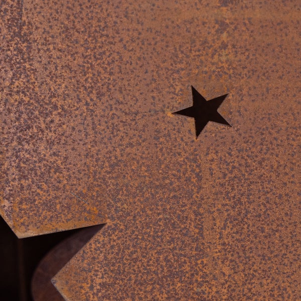 Detailansicht einer rostigen Metalloberfläche mit einer sternförmigen Aussparung.