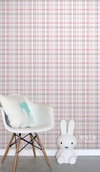 Raum mit Tapete im Karomuster, Stuhl und Hasenlampe