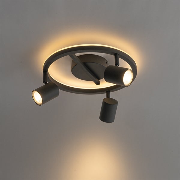 Deckenleuchte mit drei Strahlern und ringförmiger Hintergrundbeleuchtung