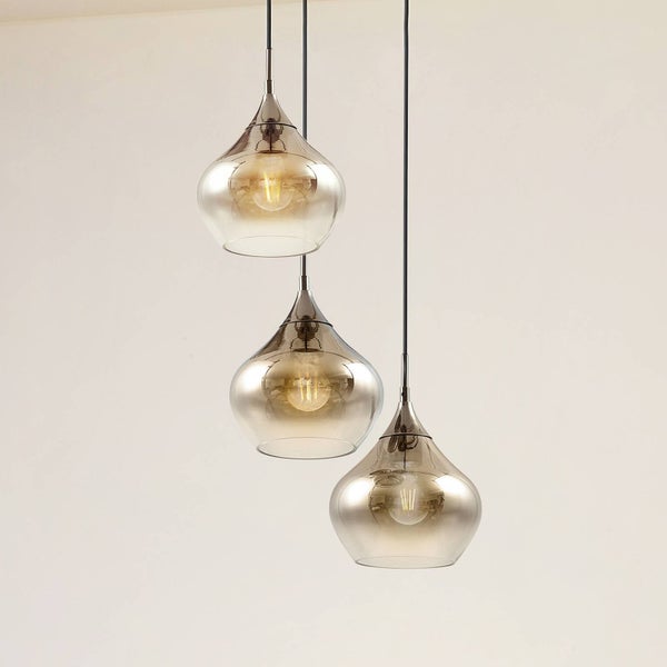 Dreiflammige Pendelleuchte mit bernsteinfarbenen Glasschirmen in Tropfenform an schwarzen Kabeln in unterschiedlichen Höhen.