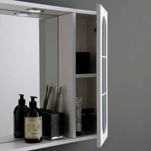 Weißer Badezimmerspiegelschrank mit Beleuchtung, offener Tür mit Gitterfenster und Ablageflächen für Badutensilien.