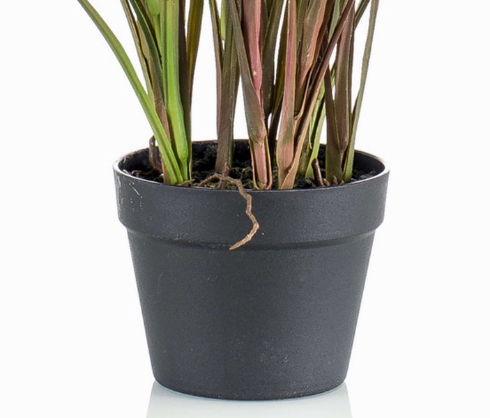 Künstliche Hortensie im Tontopf mit rosa Blüten und grünen Blättern.