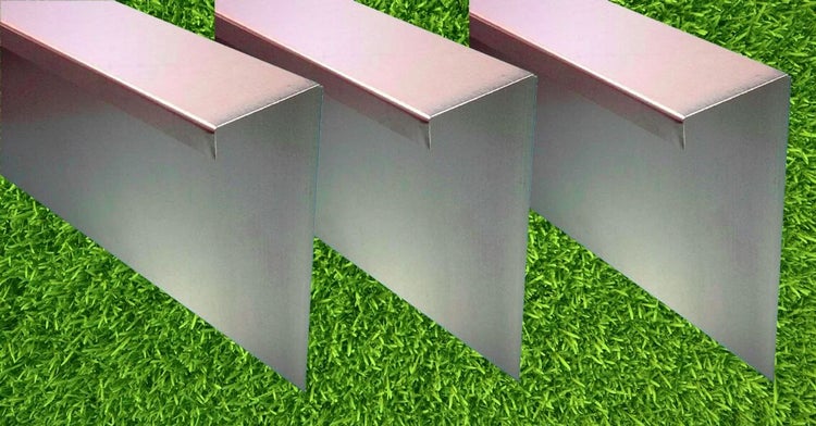 Rasenkanten aus Metall zur Beetbegrenzung auf einer Rasenfläche.