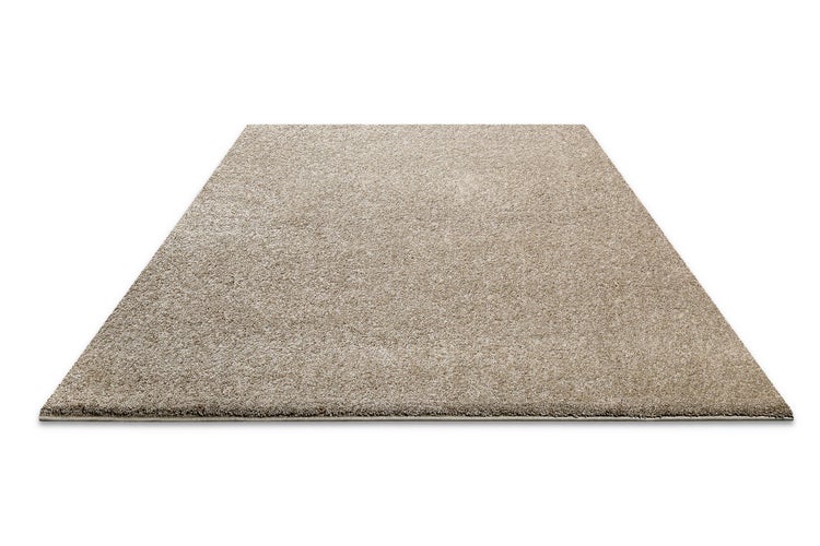 Rechteckiger Hochflor-Teppich in Beige mit weicher Struktur.