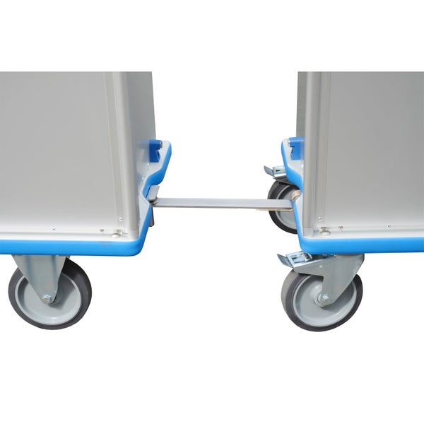 Unterseite eines silbernen Transportwagens aus Aluminium mit blauer Stoßleiste, Rollen und Fußbremse.