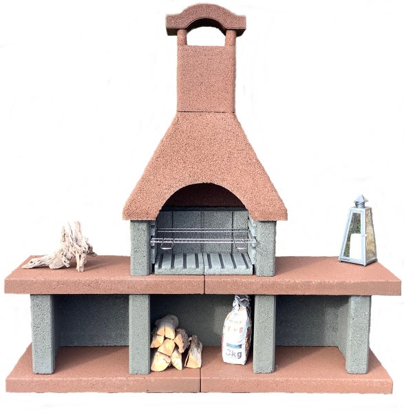 Gartenkamin aus Beton in Rot und Grau mit Grillrost, seitlichen Ablageflächen und integriertem Holzfach.