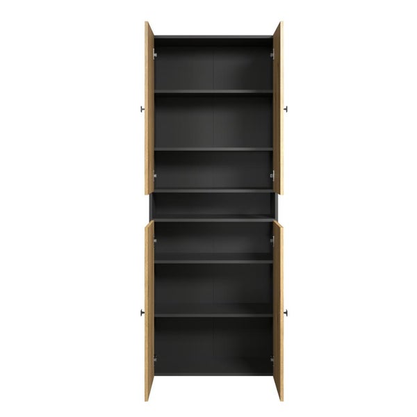 Hoher Schrank mit offenen Türen, Regalfächern und Holzelementen.