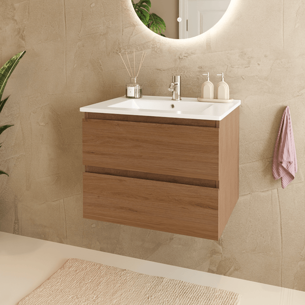 Wandhängender Waschtischunterschrank in Holzoptik mit zwei Schubladen und weißem Waschbecken in einem hellen Badezimmer.