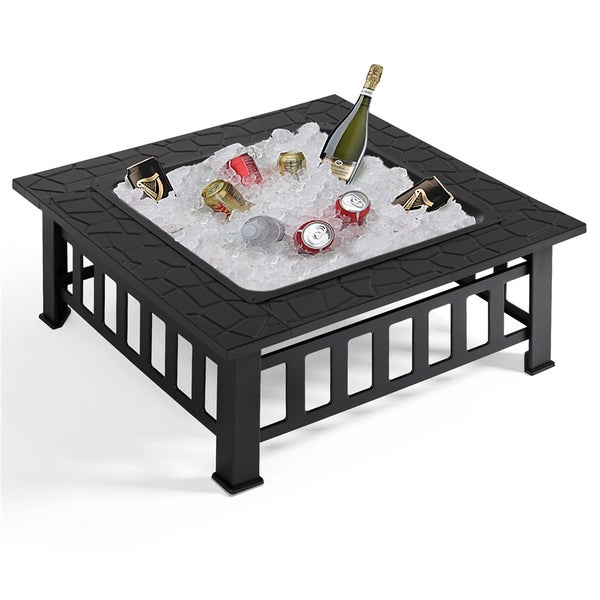 Schwarzer Tisch mit Getränken im Eis