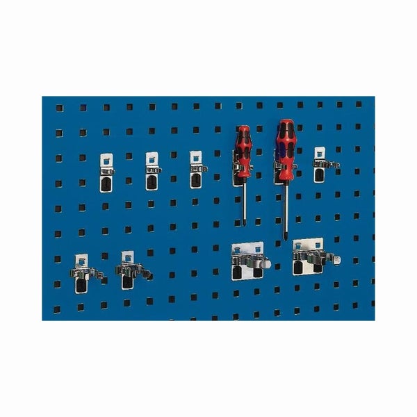 Lochwand mit Werkzeughaltern und Schraubendrehern zur organisierten Werkzeugaufbewahrung.