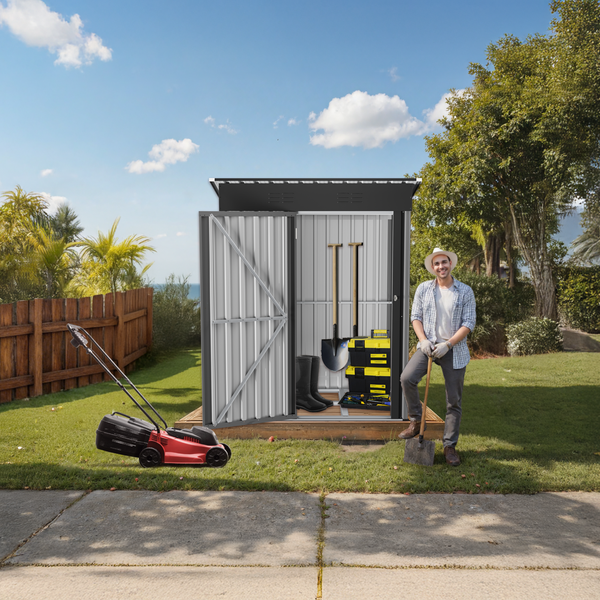 Metall Gerätehaus mit Gartengeräten und Rasenmäher im Garten