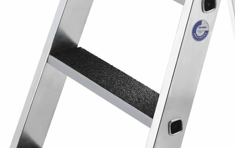 Detailansicht einer Aluminium Haushaltsleiter mit rutschfester Trittstufe und TÜV NORD Zertifizierung.