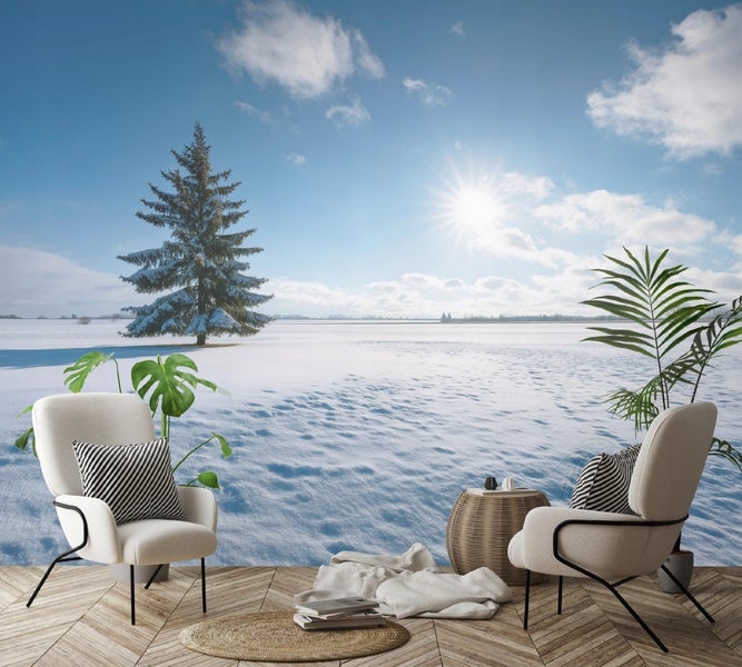 Dekoratives Interieur mit Sesseln, Beistelltisch, Teppich und einer Fototapete mit Winterlandschaft