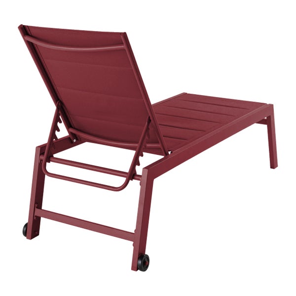 Detailansicht der Rahmenkonstruktion und des Stoffes eines Ampelschirms für den Garten.