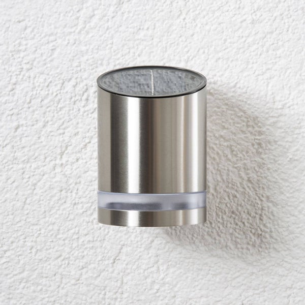 Zylindrische Solar-Wandleuchte aus Edelstahl für den Außenbereich.