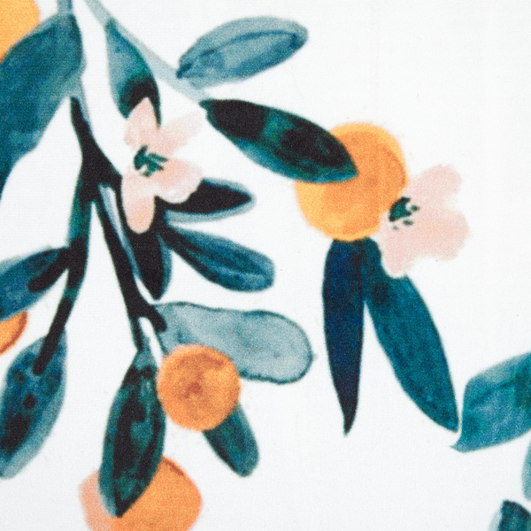 Detail eines Musters mit orangefarbenen Früchten, blauen Blättern und hellen Blüten.