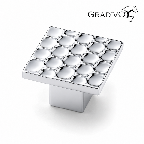 Quadratischer Möbelknopf aus poliertem Metall mit einer Oberflächenstruktur aus runden Vertiefungen und Gradivo Logo.
