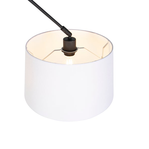 Moderner zylindrischer Lampenschirm aus weißem Stoff mit schwarzer Fassung und eingeschaltetem Leuchtmittel an einem schwarzen Ausleger.