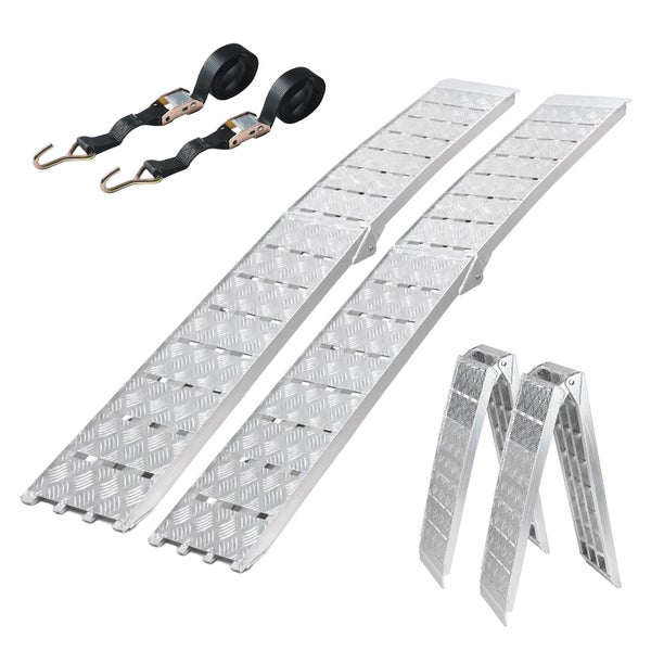 Paar klappbare Auffahrrampen aus Aluminium mit zwei Spanngurten für den Fahrzeugtransport.