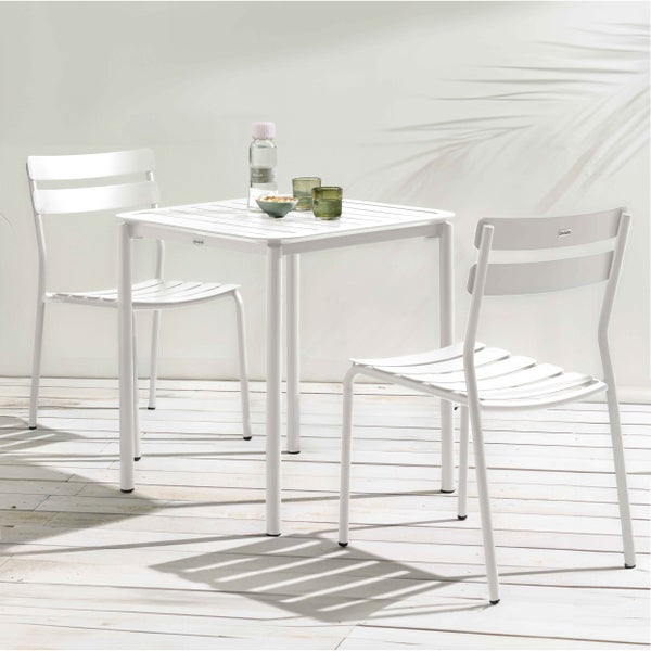 Modernes Gartenmöbel-Set aus weißem Metall mit einem quadratischen Tisch und zwei Stühlen auf einer Holzterrasse.
