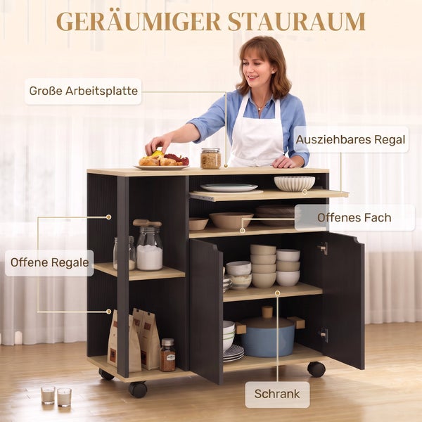 Eine Frau arbeitet an einem Küchenrollwagen mit Arbeitsplatte, ausziehbarem Regal, offenen Fächern und einem geschlossenen Schrank auf Rollen.