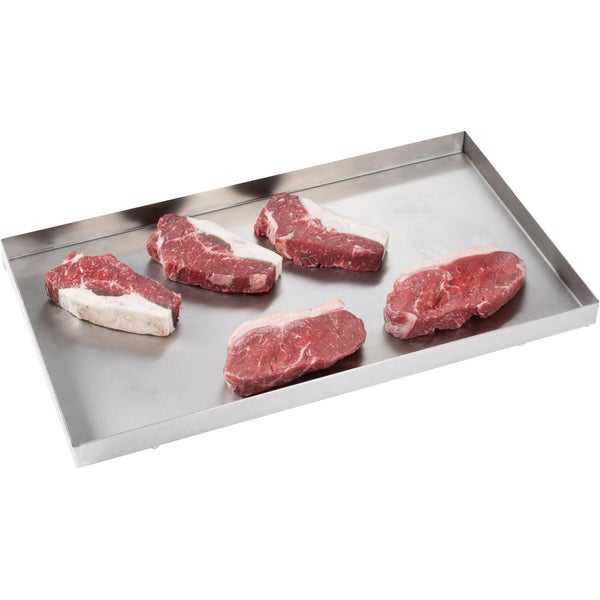 Grillschale aus Edelstahl mit fünf rohen Steaks.