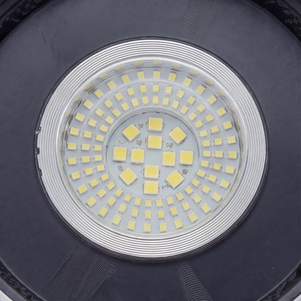 Nahaufnahme einer runden LED-Platine mit mehreren konzentrischen Ringen aus LED-Chips und einem geriffelten Metallreflektor.