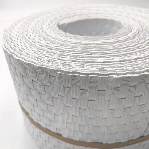 Rolle aus weißem Sichtschutzzaunband mit Flechtstruktur