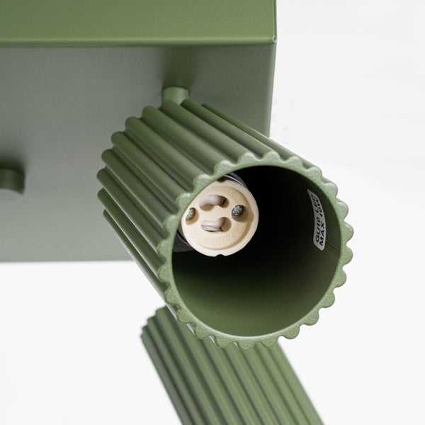 Nahaufnahme einer grünen Deckenleuchte mit GU10 Fassung