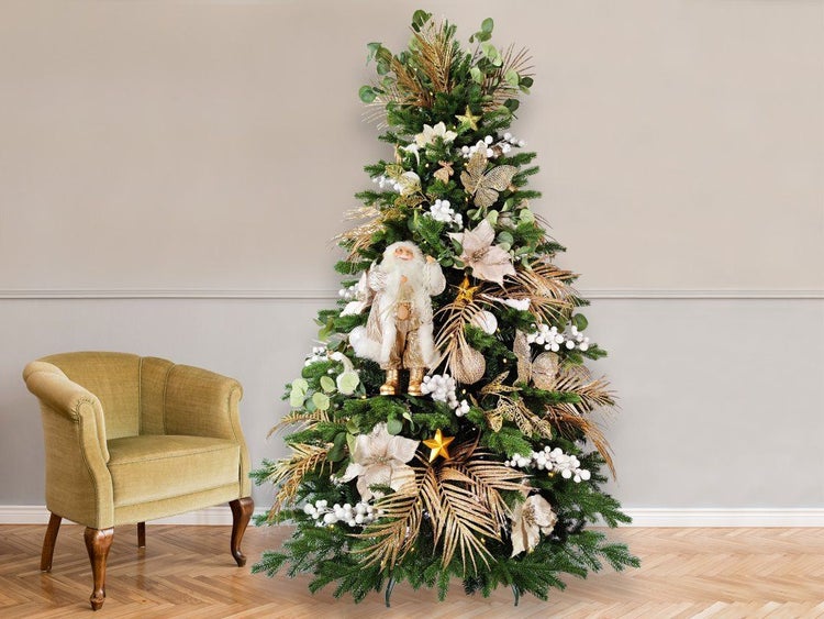 Festlich geschmückter Weihnachtsbaum mit Weihnachstmannfigur, künstlichen Pflanzen, Beeren und Sternen in einem gemütlichen Wohnraum.