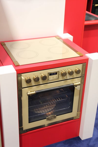 Kaiser Induktionsherd mit Backofen im Retrodesign mit Bedienknöpfen und Digitalanzeige.