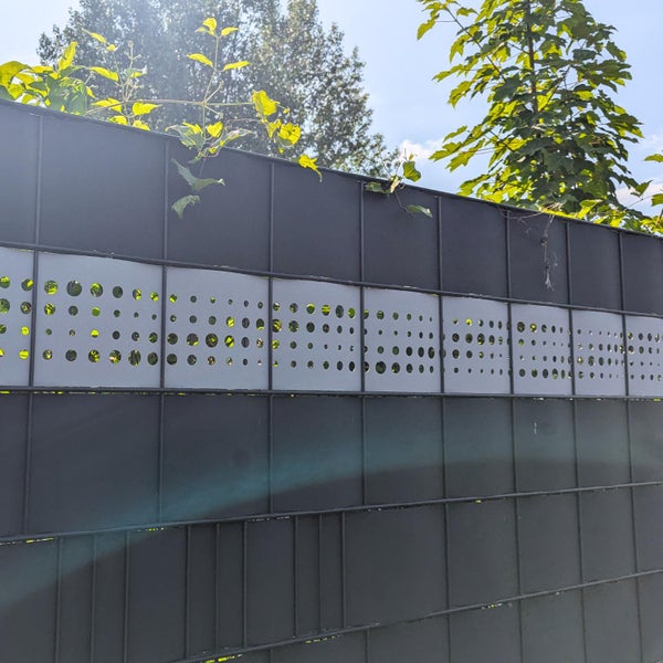 Metallzaun mit Lochmuster für den Garten