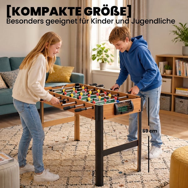 Kinder spielen an einem kompakten Tischfußball aus Holzdekor, Höhe 69 Zentimeter, in einem hellen Wohnzimmer.