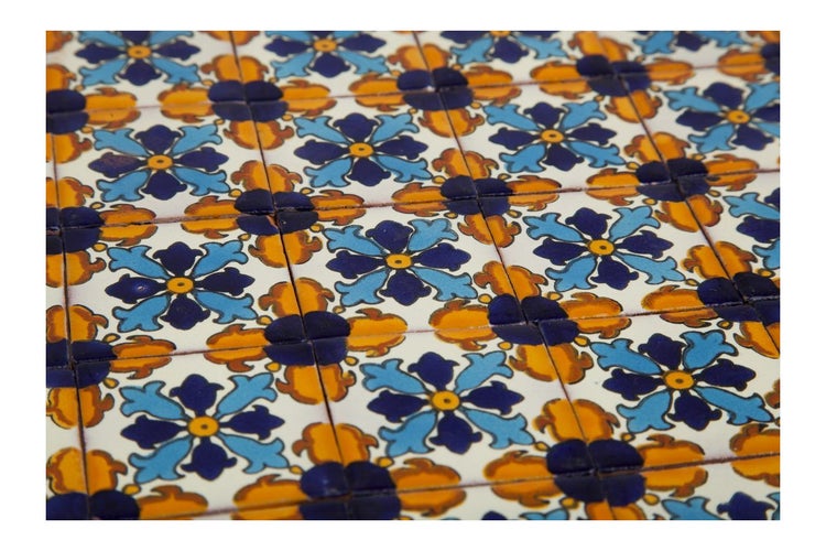 Fliesenmuster mit floralem Design