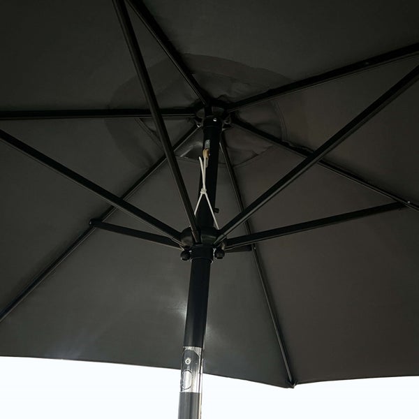 Ansicht von unten auf einen Sonnenschirm mit Streben und Mast