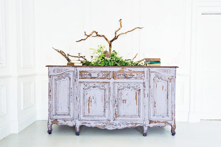 Antiker Buffettschrank mit Schubladen, Türen und dekorativen Elementen